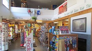 Una tienda de regalos con diversos artículos como tarjetas de felicitación, juguetes y ropa.