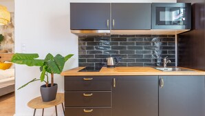 アパートメント (R) | 専用簡易キッチン | 冷蔵庫、電子レンジ、コンロ、調理器具と食器