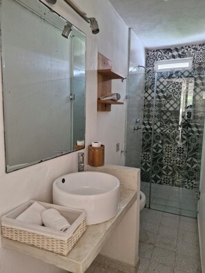 Shower, towels, soap, shampoo - Downtown Mérida Hotel (Mérida)