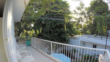 Klassieke tweepersoonskamer, 2 tweepersoonsbedden | Donsdekens, een bureau, een strijkplank/strijkijzer, gratis wifi