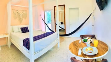 Cubrecamas, escritorio, tabla de planchar con plancha y wifi gratis