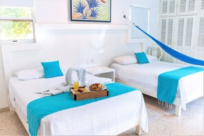 ห้องคลาสสิกดับเบิล, เตียงใหญ่ 2 เตียง | ผ้านวมขนเป็ด, โต๊ะทำงาน, เตารีด/โต๊ะรีดผ้า, Wi-Fi ฟรี