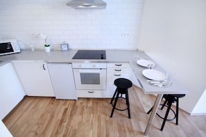 Kühlschrank, Mikrowelle, Ofen, Herdplatte