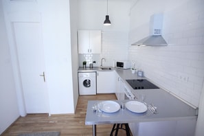 Kühlschrank, Mikrowelle, Ofen, Herdplatte