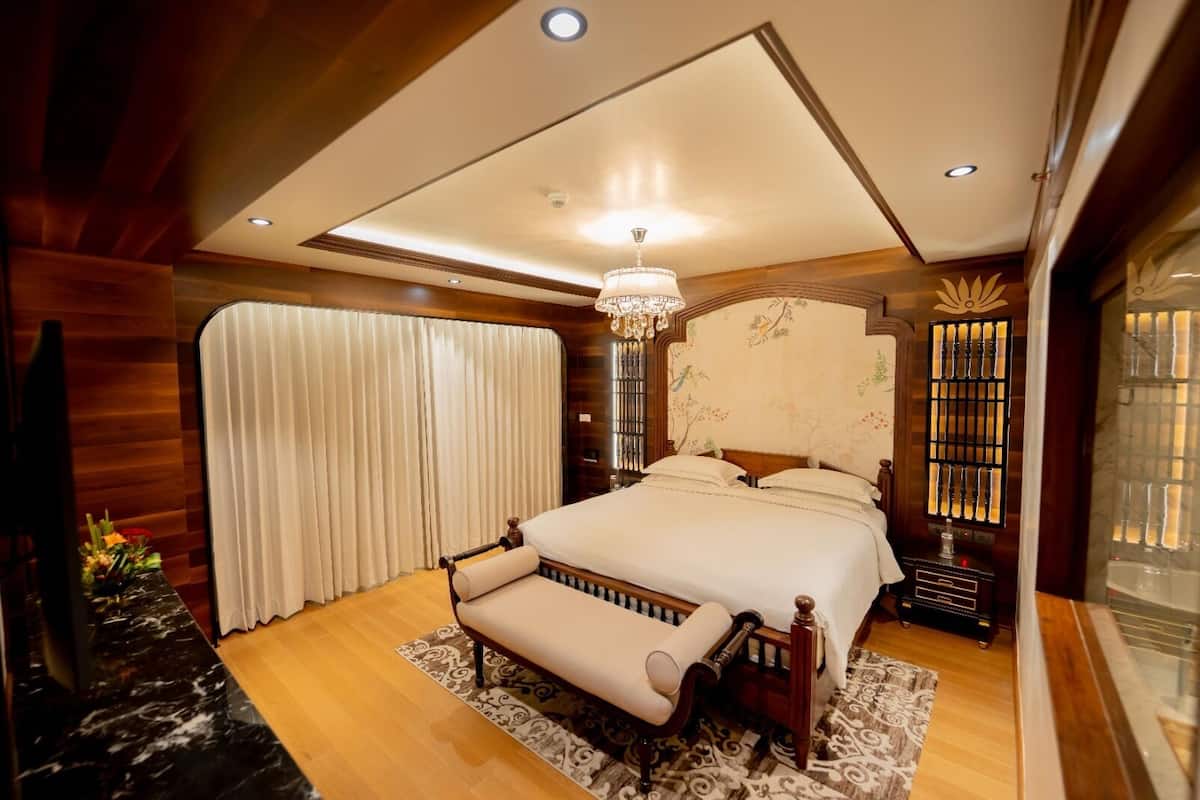 luxury suite | minibar, in-room safe, individually decorated, individually furnished