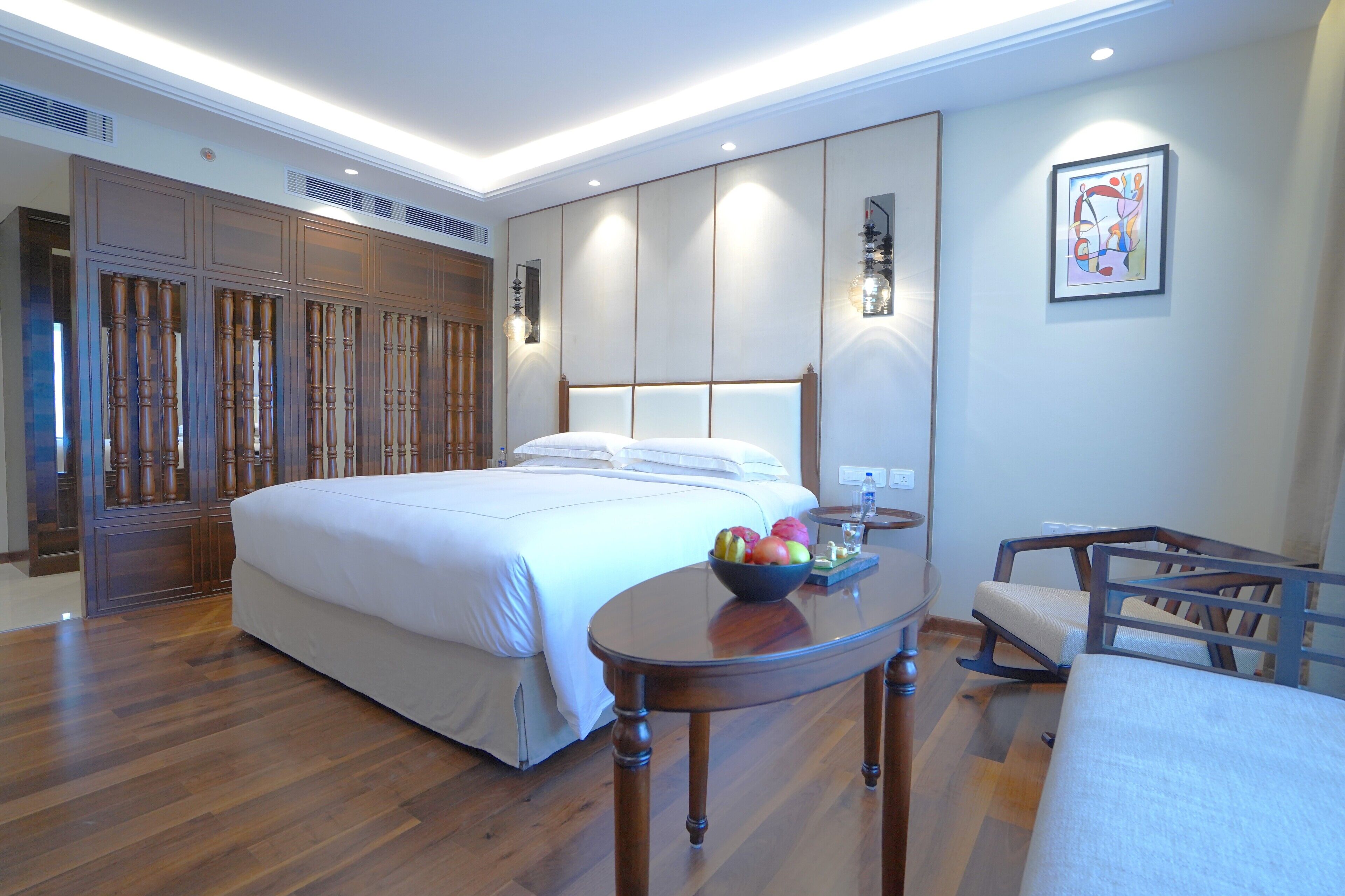 deluxe room, 1 king bed | minibar, in-room safe, individually decorated, individually furnished