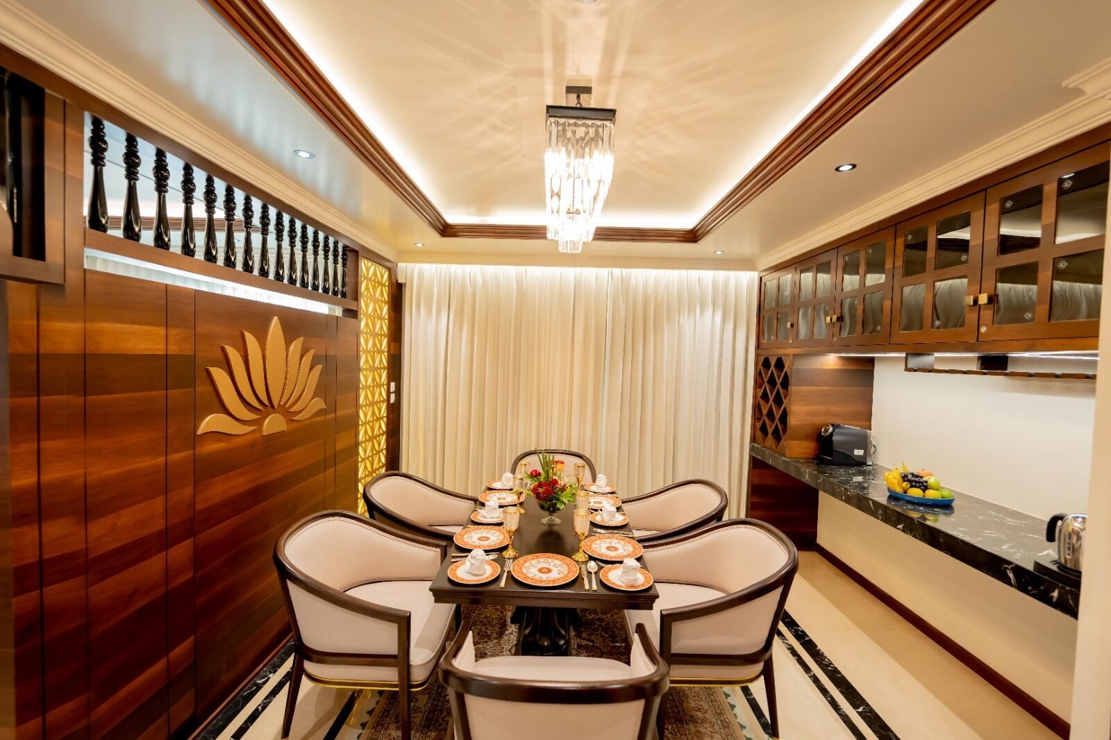 luxury suite | minibar, in-room safe, individually decorated, individually furnished