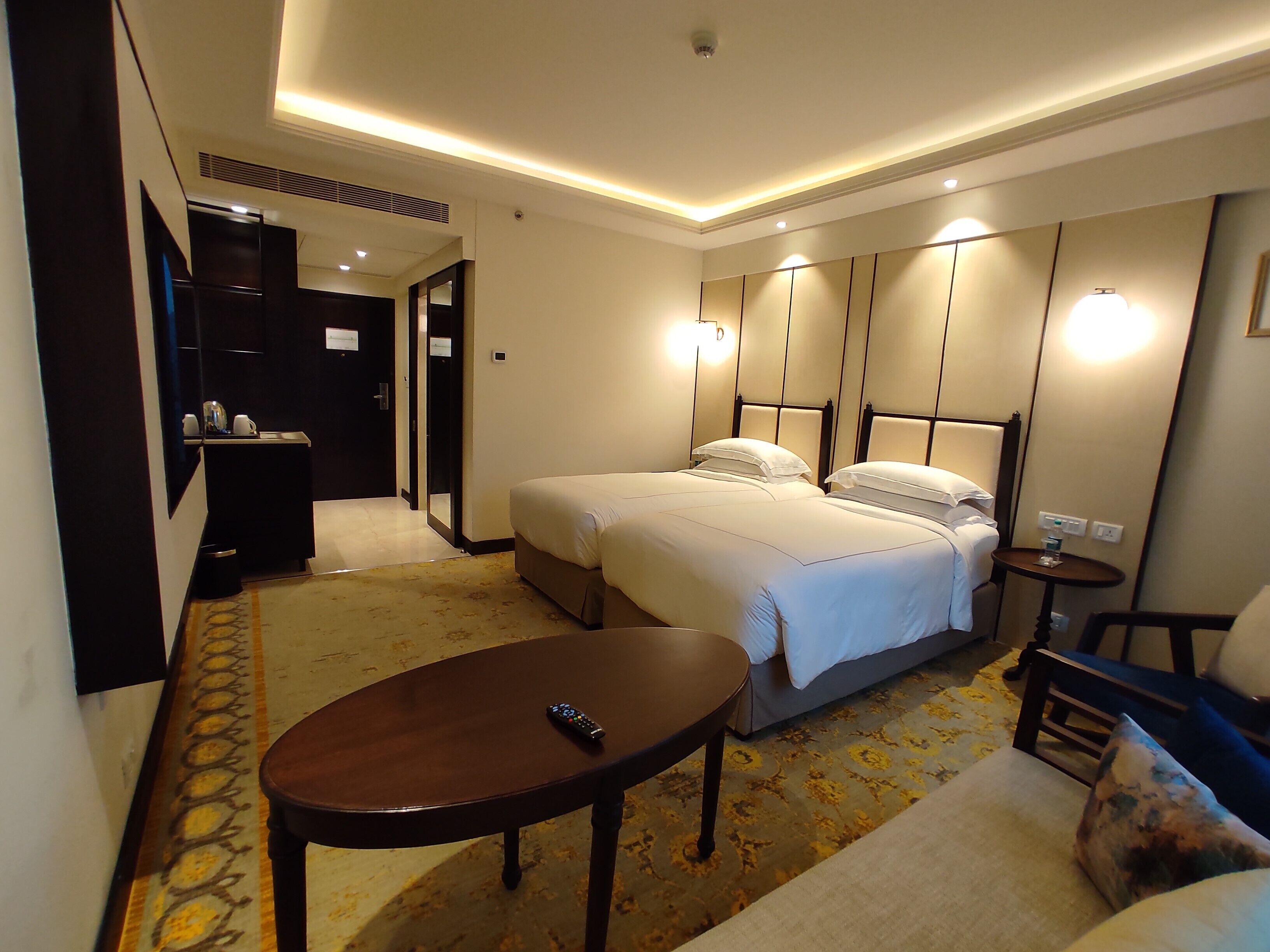 superior room | minibar, in-room safe, individually decorated, individually furnished