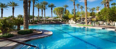 Alberca al aire libre y alberca climatizada