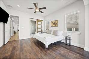 4 Schlafzimmer, Schreibtisch, Bügeleisen/Bügelbrett, WLAN