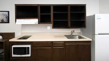 Full-sized fridge, microwave, stovetop