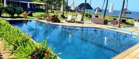 2 utendørsbassenger, bassengparasoller og solsenger