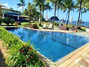 2 outdoor pools, pool umbrellas, pool loungers - Pousada Jambo (Camaçari)