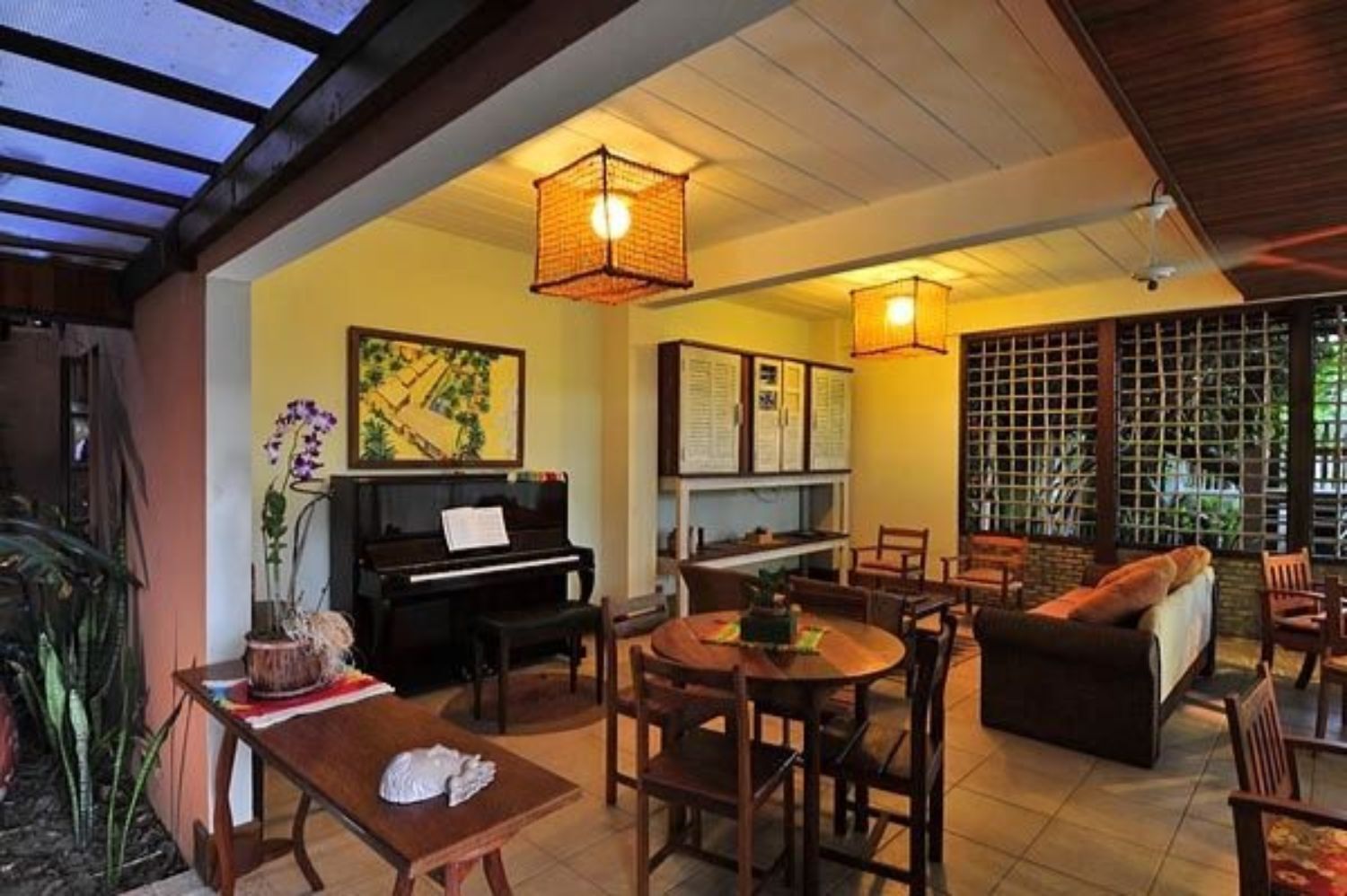 Lobby-lounge
