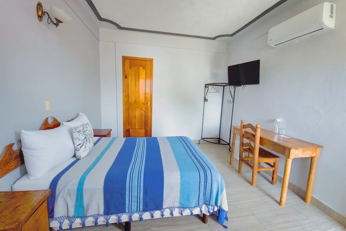 Habitación estándar | Decoración personalizada y espacio para trabajar con laptop