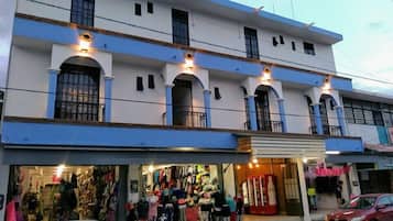 Vista frontal de la propiedad