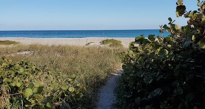 2 Bdrm Condo 2 Minute walk to the beach!