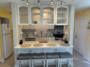 Fridge, microwave, oven, stovetop - Mar '26 Available! Short 2 min walk to the beach. (Cocoa Beach)