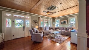 A spacious living room with wooden flooring, a sectional sofa, a coffee table, and a fireplace. - Star Haus DT 292 5 Bedroom Home by RedAwning (New Braunfels)
