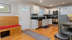 冷蔵庫、電子レンジ、オーブン、コンロ