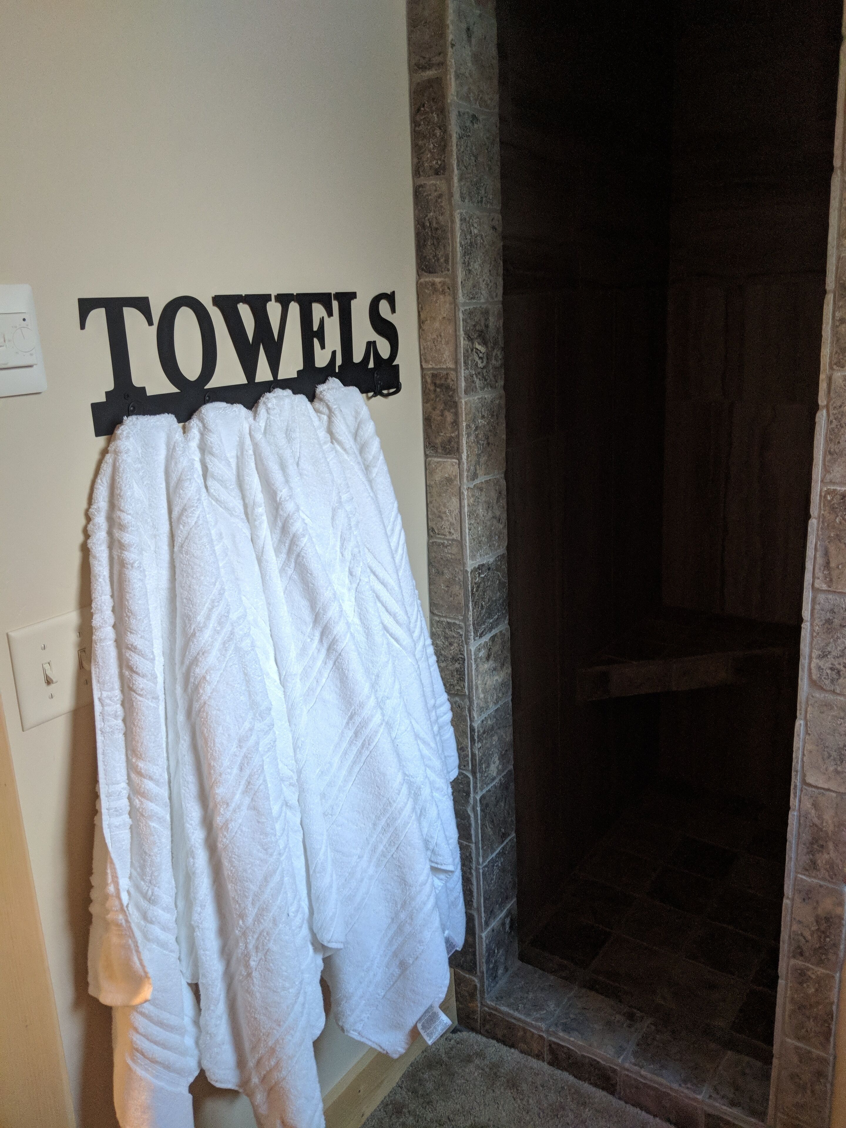 Deep Water-front, spacious 7br Cabin, Private Dock