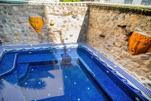 2 outdoor pools