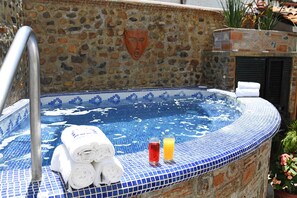 Outdoor spa tub - Petit Hotel Pilitas (Puerto Vallarta)