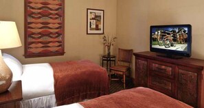 2 bedrooms, in-room safe, desk, iron/ironing board