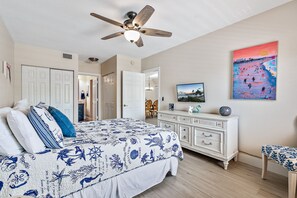 3 bedrooms, desk, iron/ironing board, free WiFi - Walk to the beach, shopping, restaurants, and more!! ❤️💛💚 (Jupiter)