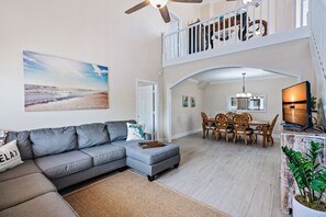 Smart TV, books - Walk to the beach, shopping, restaurants, and more!! ❤️💛💚 (Jupiter)