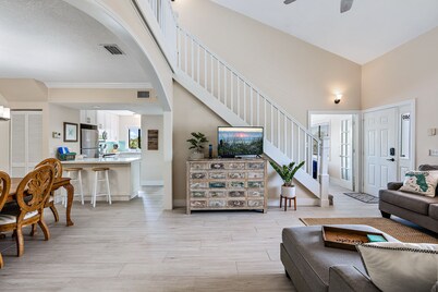 Walk to the beach, shopping, restaurants, and more!! ❤️💛💚