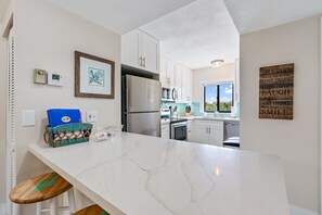 Fridge, microwave, oven, stovetop - Walk to the beach, shopping, restaurants, and more!! ❤️💛💚 (Jupiter)