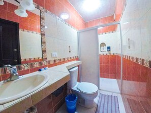 Camera doppia, 2 letti queen | Bagno | Doccia, asciugamani, sapone, shampoo