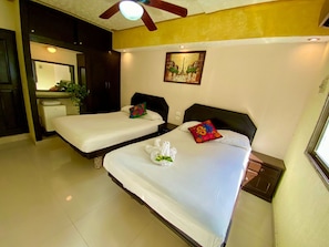 Chambre double, 2 grands lits | Fer et planche à repasser, accès au Wi-Fi (inclus), literie fournie