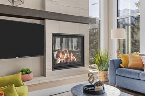 Smart TV y chimenea 