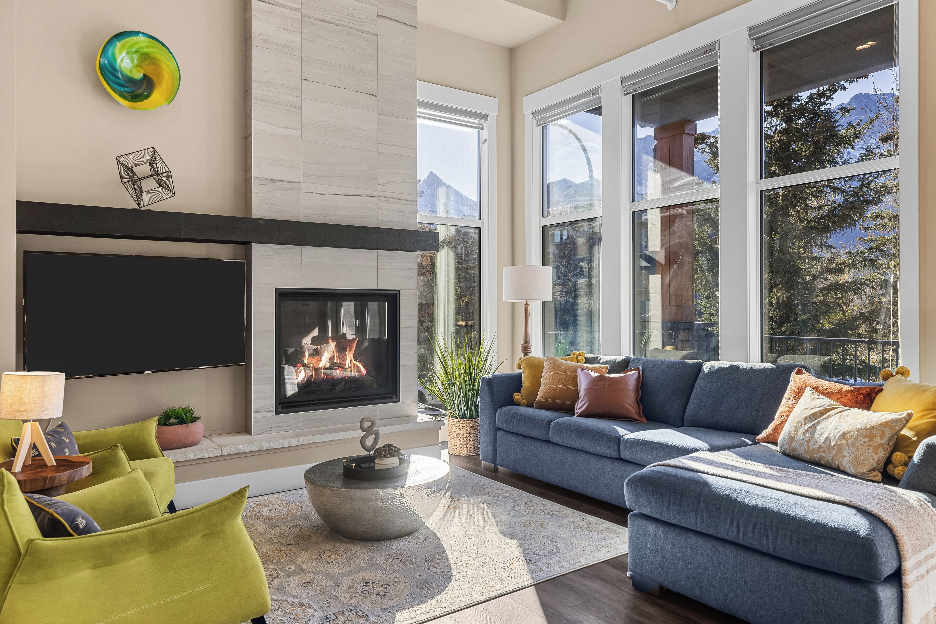 Smart TV, fireplace