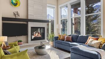 Smart TV, fireplace