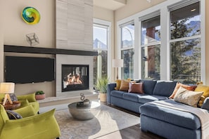 Smart TV y chimenea 