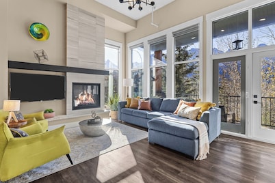 M1- Canmore Luxury Townhome- AirCon, 5BD, 4.5BT, Private Hot Tub, sleeps 12