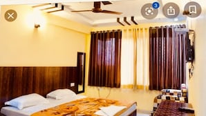Deluxe Room | Premium bedding, desk, laptop workspace, iron/ironing board (on request) - APPLE HOME STAY (Jodhpur)
