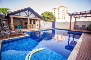 Outdoor pool, pool loungers - Nayru Hotel (Toledo)