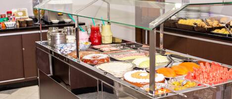 Buffet com diversos alimentos e bebidas.
