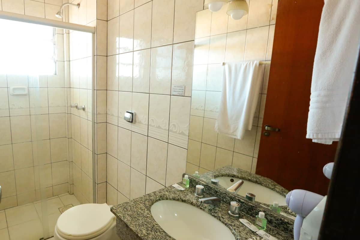 standard quadruple room | bathroom | shower, free toiletries, towels