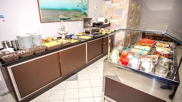 朝食 (ビュッフェ)、毎日提供 (無料)