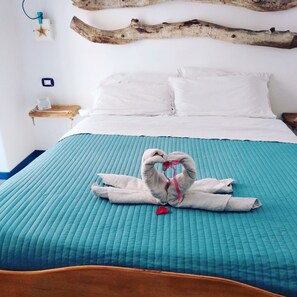 Phòng đôi, phòng tắm riêng | Chăn bông, minibar, két bảo mật tại phòng, trang trí khác biệt