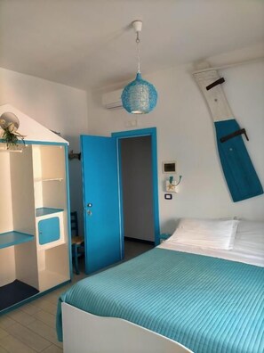 Daunenbettdecken, Minibar, Zimmersafe, individuell dekoriert