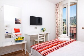 1 habitación, escritorio, tabla de planchar con plancha y cuna de viaje 
