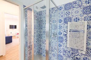 Regadera, secadora de cabello, bidet, toallas 