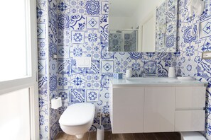 Ducha, secador de pelo, bidet, toallas