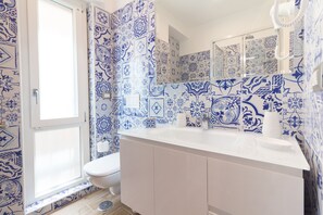 Ducha, secador de pelo, bidet, toallas